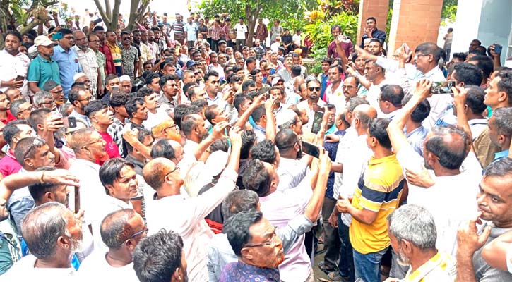 আসন পুনর্বিন্যাস: যশোরে নির্বাচন অফিসারের কার্যালয় ঘেরাও